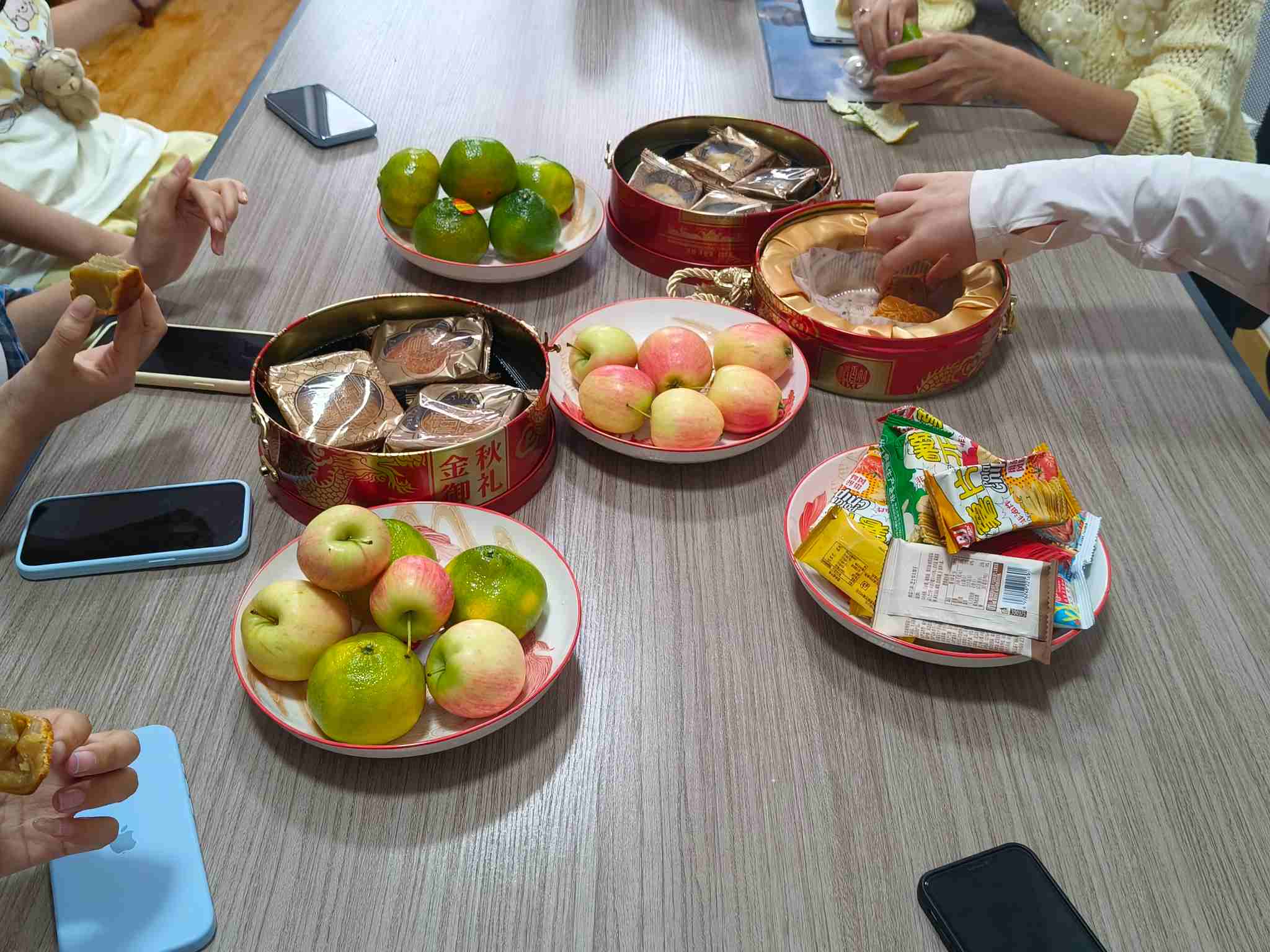 Zemeijia ถือน้ำชายามบ่ายอันอบอุ่น