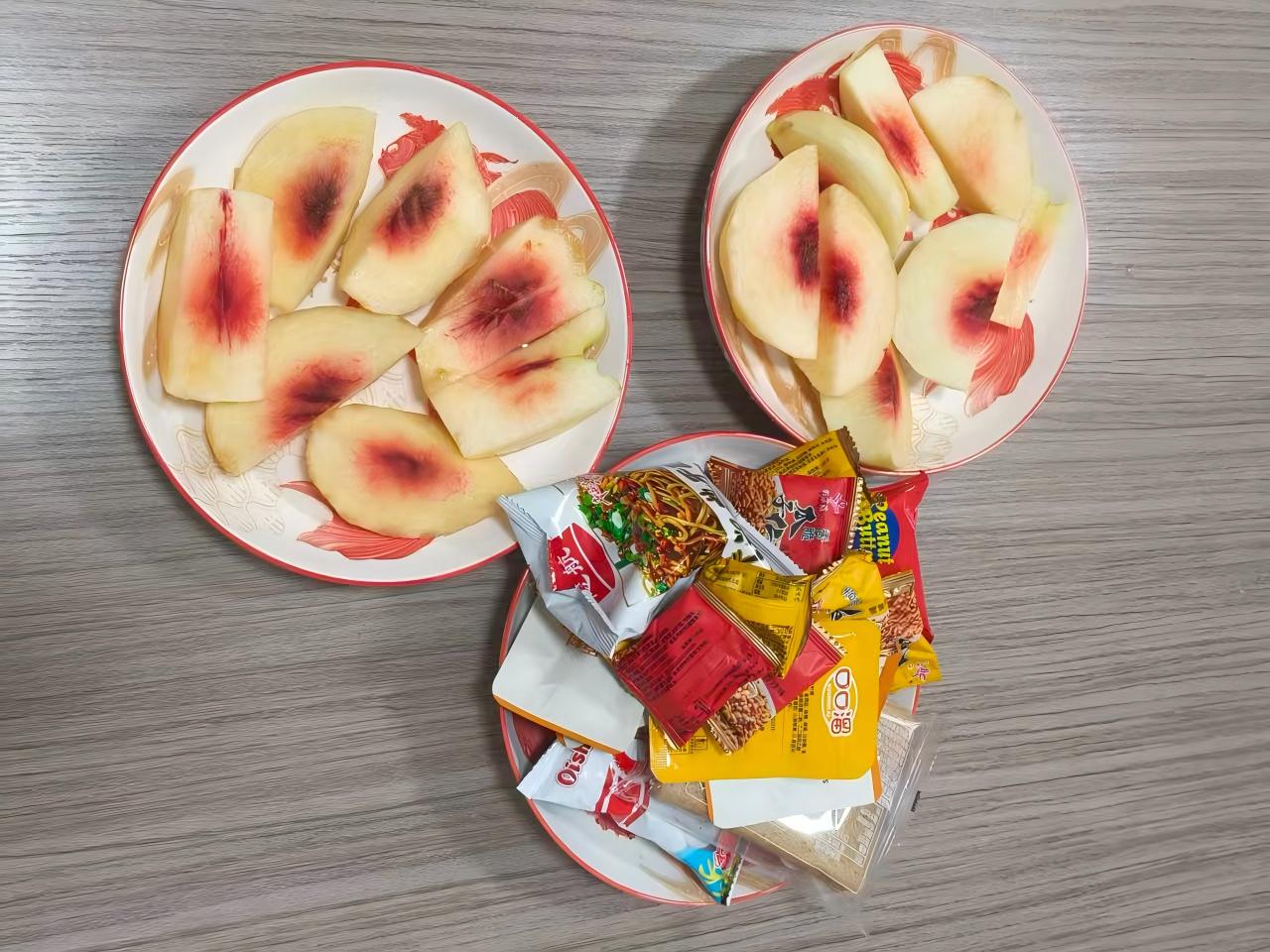 ลูกพีชและของว่างช่วยเสริมพลังช่วงบ่ายของ Zemeijia