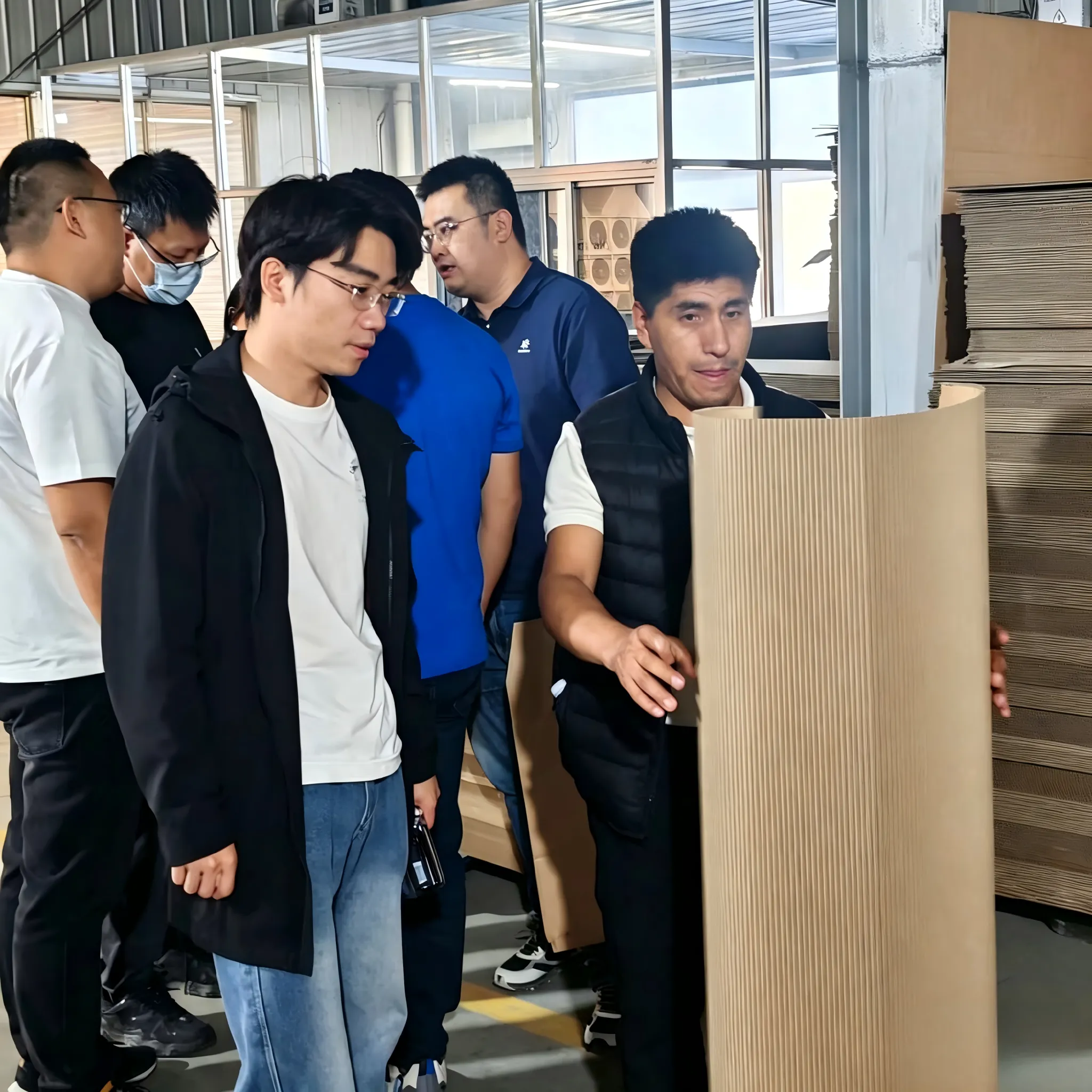 ZMJ Packaging ยินดีต้อนรับลูกค้าชาวเปรูสำหรับการตรวจสอบโรงงานที่ไซต์งานและการสรุปคำสั่งซื้อ